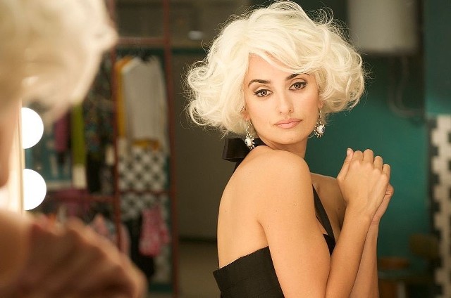 "Przerwane objęcia"Pedro Almodovar i Penélope Cruz to doskonałe połączenie. Współczesny Madryt. Reżyser i scenarzysta Mateo Blanco stracił wzrok w wypadku. W codziennym funkcjonowaniu pomagają mu agentka filmowa oraz jej syn. Gdy Mateo dowiaduje się o śmierci przedsiębiorcy Ernesta Martela, powracają wspomnienia z 1994 r. Biznesmen był wtedy producentem filmu Blanco. Główną rolę grała w nim kochanka finansisty. W trakcie realizacji obrazu reżysera i aktorkę połączył romans, którego świadkiem był syn potentata. Po latach chłopak zamawia u Matea scenariusz. Bohaterem filmu ma być syn, który chce pomścić ojca.Emisja: TVP2, godz. 22:45