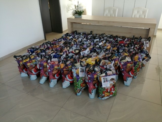 Ponad 100 świątecznych paczek przekazano rodzinom z gminy Sędziszów w ramach siedemnastej akcji "Podaruj radosne święta". Zobacz zdjęcia