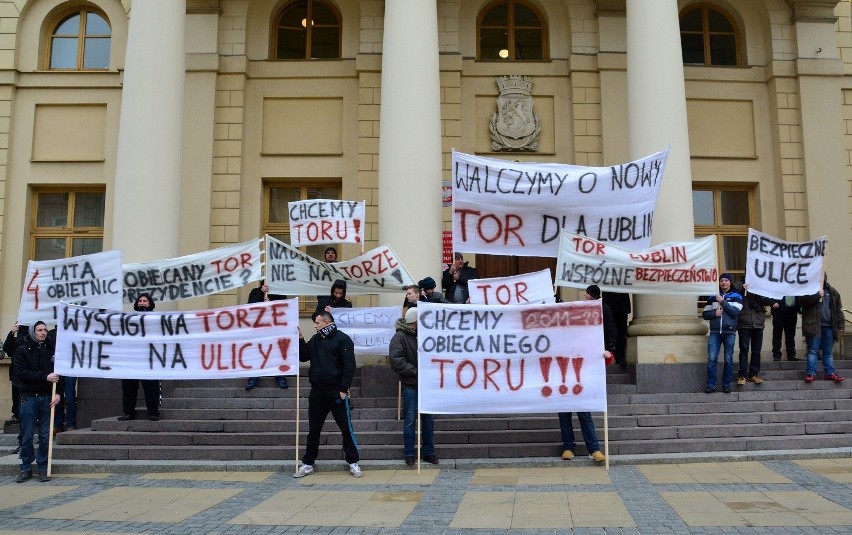 Sesja Rady Miasta Lublin: Walczą o nowy tor w Lublinie, przyszli z transparentami