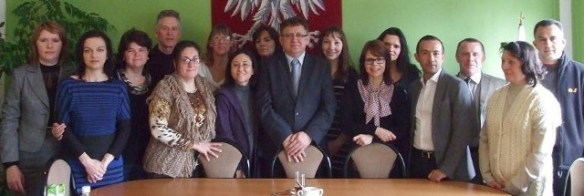 Zagraniczni goście odwiedzili między innymi daleszycki Urząd Miasta i Gminy. W środku burmistrz Wojciech Furmanek, trzeci z prawej dyrektor Gimnazjum w Daleszycach Jan Cedro.