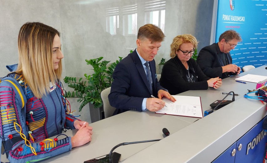 W starostwie powiatowym w Radomiu podpisano umowę o terapii...