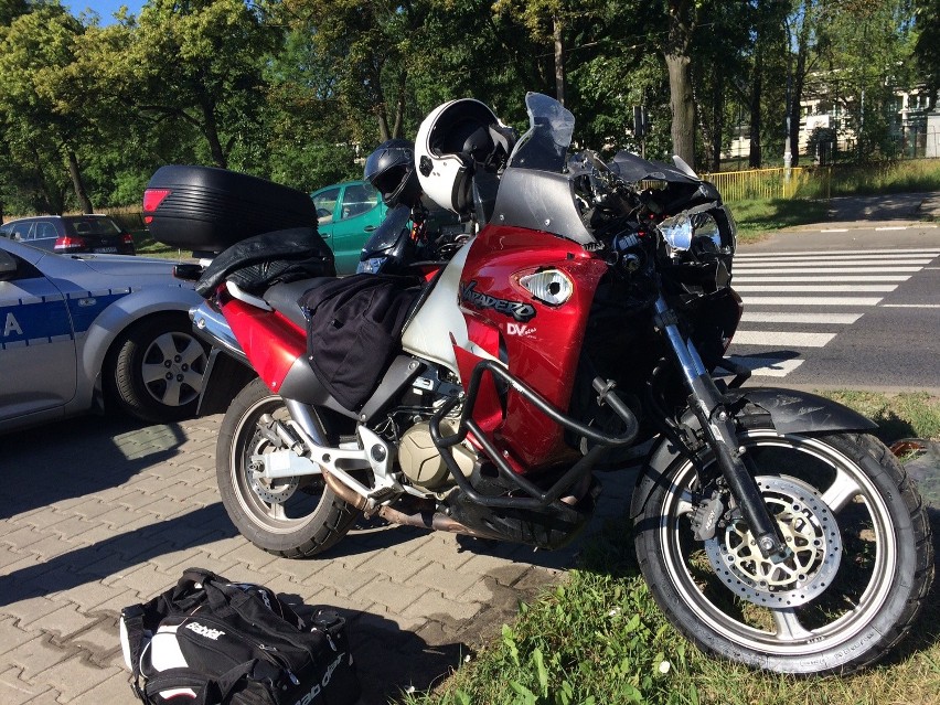 Wypadek na Strykowskiej. Motocyklista zderzył się z samochodem [ZDJĘCIA]