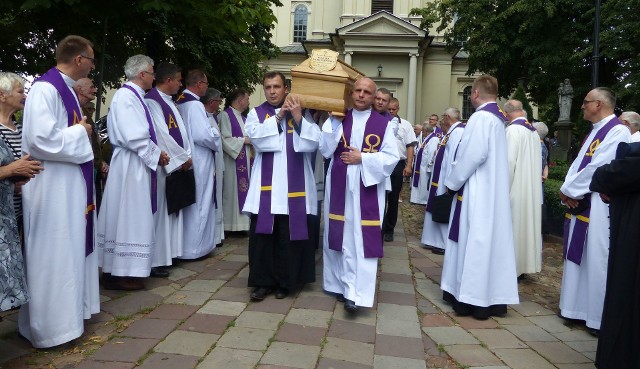 Tłumy wiernych uczestniczyły w pogrzebie księdza Daniela Jarosińskiego. Mszy świętej w parafii świętego Wojciecha w Kielcach przewodniczył ksiądz biskup Andrzej Kaleta z diecezji kieleckiej. Ksiądz kanonik Daniel Jarosiński zmarł 17 lipca w wieku 81 lat, w 58 roku kapłaństwa. Przez znaczną część swojej posługi związany był z parafią świętego Wojciecha w Kielcach. W mszy świętej pogrzebowej uczestniczyło kilkudziesięciu kapłanów, była też liczna delegacja z jego rodzinnej parafii w Działoszycach. -Moi drodzy, pochylając się nad trumną księdza Daniela, pragnę przywołać pełne nadziei słowa księdza Dolindo: śmierć sprawiedliwych nie jest śmiercią. To prawdziwe narodzenie. Dzień narodzin dla nieba - mówił w czasie homilii ksiądz biskup Andrzej Kaleta.  Ksiądz Daniel Jarosiński urodził się 6 stycznia 1938 roku w Działoszycach w powiecie pińczowskim, w rodzinie Anny i Bonifacego Jarosińskich. Uczęszczał do szkoły podstawowej i do liceum ogólnokształcącego w Działoszycach. W 1955 roku wstąpił do Wyższego Seminarium Duchownego w Kielcach. Święcenia kapłańskie przyjął 28 maja 1961 roku z rąk wtedy jeszcze biskupa pomocniczego diecezji kieleckiej Jana Jaroszewicza. Przez trzy lata pracował na swoim pierwszym wikariacie w Olkuszu. 25 czerwca 1964 roku rozpoczął kapłańską posługę w parafii świętego Wojciecha w Kielcach. Był to długi wikariat, bo trwał do 2010 roku. Nie przyjął nominacji proboszczowskiej, chociaż otrzymał taką propozycję. Prawie całe swoje kapłańskie życie związał z tutejszą parafią. Zmieniali się wikariusze, zmieniali się proboszczowie, a on tutaj po prostu był, tutaj pracował. Jego praca przyniosła bogate owoce duszpasterskie - mówił w czasie homilii ksiądz biskup Andrzej Kaleta. Dodał, że dla wielu ksiądz Daniel był przewodnikiem duchowym. Jego posługa zaowocowała też wieloma powołaniami do stanu kapłańskiego i zakonnego.-Czy ktoś potrafi zliczyć godziny, które spędził w konfesjonale, w katedrze Bożego miłosierdzia? Czy ktoś pokusi się i podsumuje kazania, nauki i konferencje głoszone z tutejszej ambony? Moi drodzy, mówimy, że Bóg powołuje człowieka do siebie w najbardziej odpowiednim momencie życia. Tym najbardziej odpowiednim momentem dla świętej pamięci księdza Daniela był poranek 17 lipca. Przez kilkanaście ostatnich miesięcy głosił nam wszystkich katechezę o cierpieniu i odchodzeniu. Zjednoczył wielu ludzi na modlitwie.  Choroba była mu krzyżem w tych ostatnich miesiącach. To co najwymowniejsze i najpiękniejsze, to obecność wielu osób, które towarzyszyły mu w jego krzyżowej drodze. Zmarły w swoim testamencie zawarł słowa: składam serdeczne dzięki wszystkim, którzy pomogli mi w drodze do celu, gdzie wszystko ma swój ład i sens, gdzie nie ma żadnych sprzeczności. Gdzie duch nie walczy z oporem materii. Gdzie nie istnieje lęk - cytował słowa testamentu zmarłego kapłana biskup Andrzej Kaleta. Na zakończenie homilii biskup jeszcze raz przywołał słowa z testamentu księdza Daniela Jarosińskiego. -Jeśli kogokolwiek w jakikolwiek sposób skrzywdziłem, czy zraniłem, przepraszam pokornie z całego serca i proszę o wybaczenie. Pokój Boży i jego miłość niech będą z nami. Błogosławię wszystkich i o modlitwę proszę. Do zobaczenia w ojczyźnie świętej, w domu naszego Ojca - zakończył biskup Andrzej Kaleta.        -To był wyjątkowy kapłan, niezwykle zasłużony dla Kościoła kieleckiego. Z jego odejściem nasza diecezja poniosła niepowetowana stratę - mówił w czasie pogrzebu senator Krzysztof Słoń. - Ja księdza Daniela poznałem w latach 80-tych, kiedy jako uczeń "Elektryka", czy później student Politechniki Świętokrzyskiej tutaj miałem katechezy, a później duszpasterstwo akademickie. To był niezwykle oddany człowiek, który swoją duchowością zaraził wielu młodych ludzi. To był dobry, oddany kapłan, niezwykle życzliwy. Takie podejście do drugiego człowieka zjednało mu wielu przyjaciół. Było widać, jak wiele osób dzisiaj tu przyszło, żeby go pożegnać. W oczach wielu widziałem łzy, wzruszenie. To świadczy o tym, że dla wszystkich był prawdziwym ojcem. Chociaż ostatnio dawał przykład, jak trzeba odchodzić, jak znosić cierpienie. Ale taka katecheza z jego strony dla nas wszystkich też jest potrzebna - dodał senator Krzysztof Słoń.  Dorota Kułaga