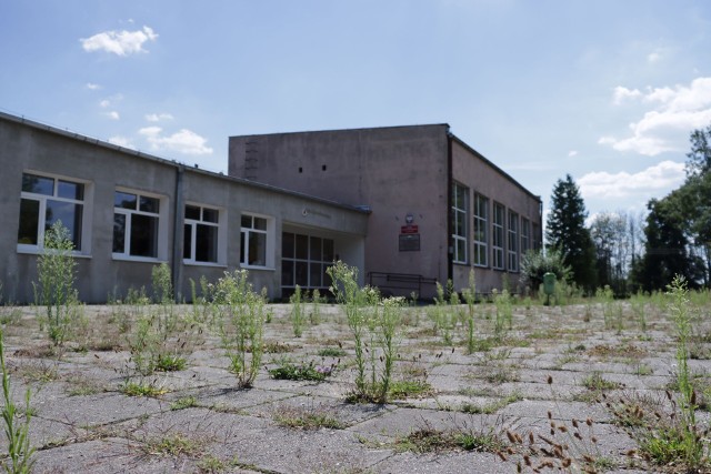Przyroda już zaczęła zagospodarowywać to miejsce. Zobacz zdjęcia szkoły w Stypułowie, gm. Kożuchów >>>