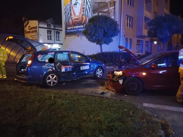 Do groźnie wyglądającego wypadku doszło w piątek (14.10) na rondzie Jagiellonów w Bydgoszczy. Zderzyły się tam dwa samochody, pasażerowie trafili do szpitala.