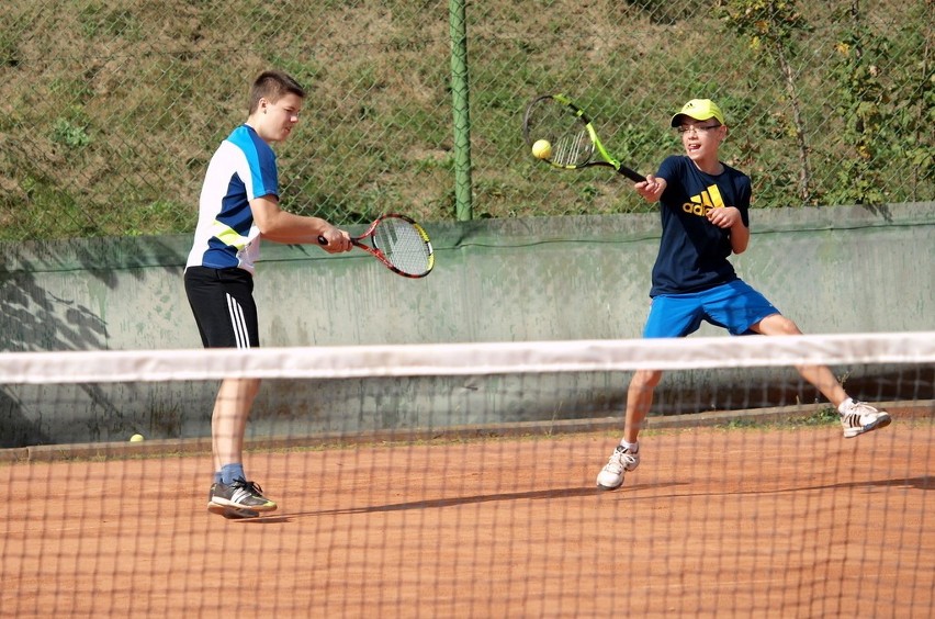 W Świeciu dzieci i młodzież garną się do gry w tenisa...