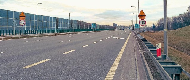 Pofałdowana autostrada A1 na odcinku między Pyrzowicami i Piekarami Śląskimi będzie naprawiona. Na razie powstanie ekspertyza wskazująca jak to zrobićZobacz kolejne zdjęcia. Przesuwaj zdjęcia w prawo - naciśnij strzałkę lub przycisk NASTĘPNE