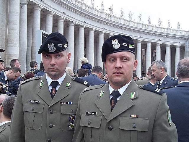 Kapral Maciej Tuzikowski oraz kapral Dariusz Gientek na Placu Świętego Piotra podczas kanonizacji Jana Pawła II.