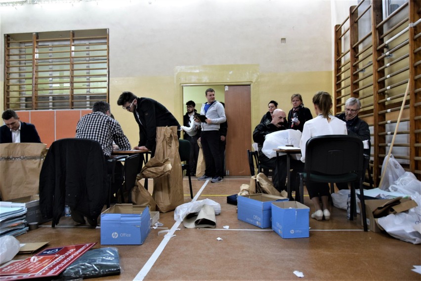 Liczenie głosów w miejskim biurze do spraw referendum w...