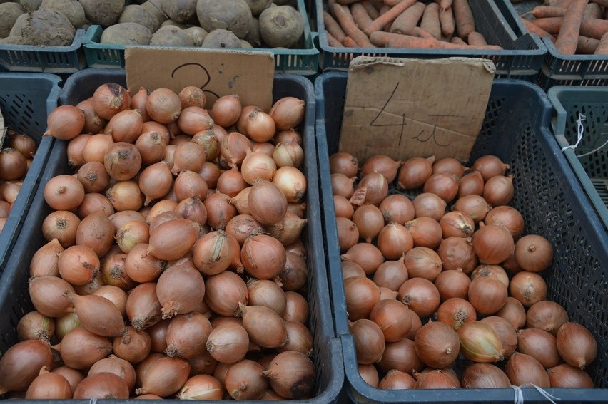 Ceny owoców i warzyw na stalowowolskim targu. Po ile ziemniaki, jabłka i cebula?