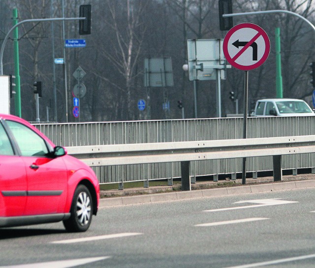 Katowice: ul. Chorzowska Gdy kierowca jadący z Chorzowa do Katowic DTŚ-ką chce skręcić na Koszutkę,  jest zaskakiwany przez znaki. Znak najezdni mówi o lewoskręcie, ale znak pionowy... zakazuje skrętu w lewo. Tymczasem chodzi o to, by nie wjechać na rondzie pod prąd, co się zdarza.