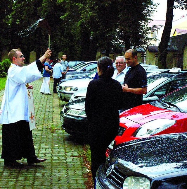 Księża uroczyście święcili samochody w akompaniamencie głośnych klaksonów