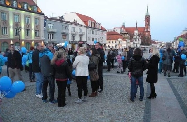 Akcja ta ma na celu zwrócić uwagę społeczeństwa na to, że żyją wśród nas osoby z autyzmem, na ich inny sposób widzenia świata, ich problemy i czasem niecodzienne zachowania