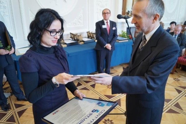 Certyfikaty odebrały w Warszawie: dr Barbara Curyło, wicedyrektor Instytutu Politologii (na zdjęciu), oraz dr Joanna Kulska, koordynator Europa Master na UO.