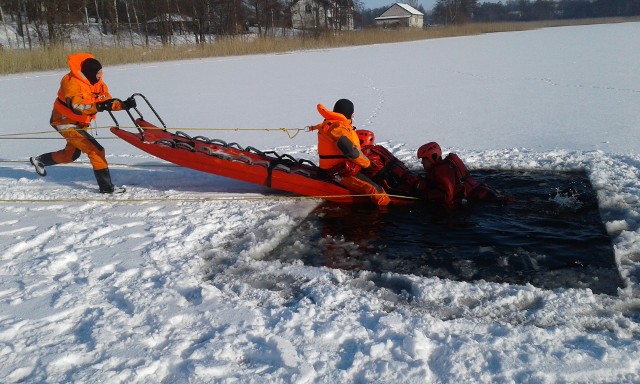 Akcja ratunkowa na lodzie. Ćwiczenia w powiecie rypińskim