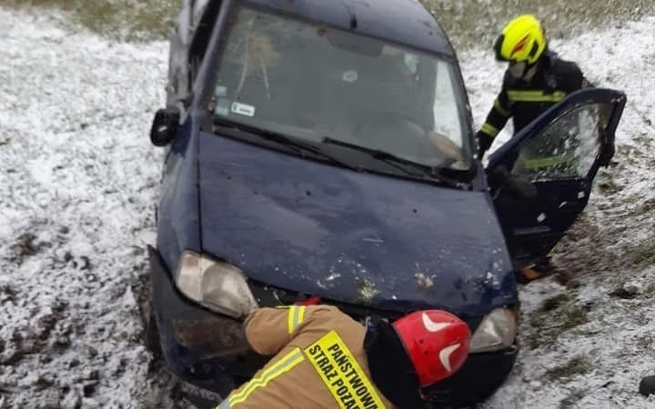 Wypadek w pobliżu miejscowości Żebry-Kolonia. Kierowca miał dużo szczęścia, 12.12.2020