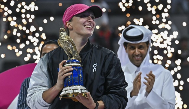 Iga Świątek z trofeum turnieju WTA 1000 Qatar Open w Dosze
