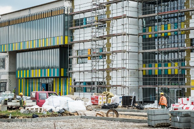 Prace na zewnątrz budynku obejmują, m.in., wykonanie elewacji , która już prezentuje się bardzo efektownie.