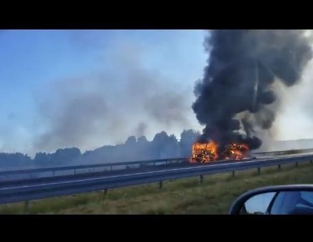 KOLEJNE FILMY KLIKNIJ DALEJWielki pożar ciężarówek po kolizji na A2.Zdjęcia otrzymaliśmy na @Kontakt__24:https://t.co/5nadVY7xz8 pic.twitter.com/gCZaM869js— Fakty TVN (@FaktyTVN) 23 czerwca 2017