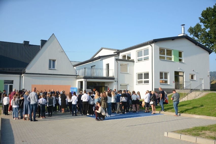 Szkoła Podstawowa w Niestachowie, w gminie Daleszyce oficjalnie otwarta po rozbudowie