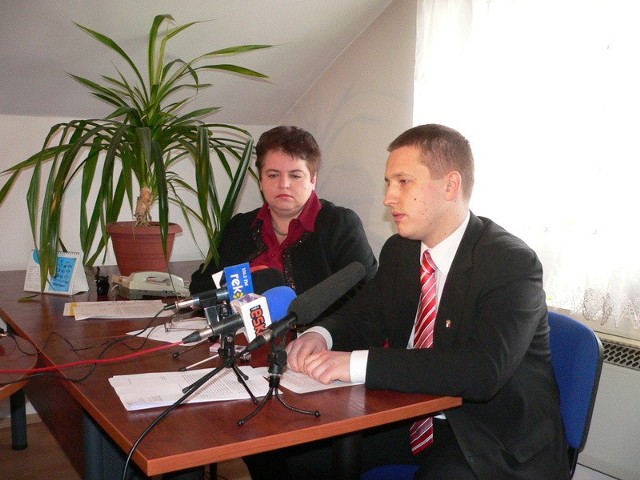 Posłanka Marzena Wróbel w towarzystwie swojego asystenta i pionkowskiego radnego Tomasza Mirki.