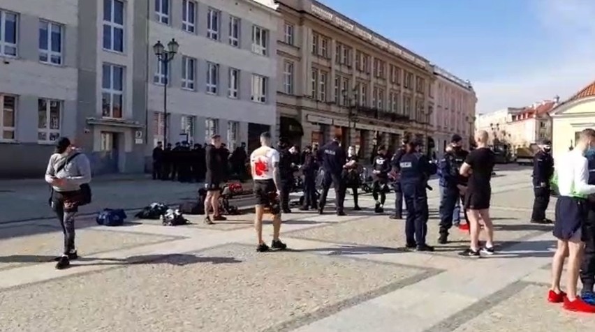 Białystok. Policja przerwała happening na Rynku Kościuszki. Miał odbyć się darmowy trening na świeżym powietrzu 