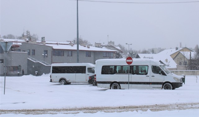 W Krzeszowicach busy i autobusy dowożą pasażerów z okolicznych wiosek do dworców autobusowego i kolejowego