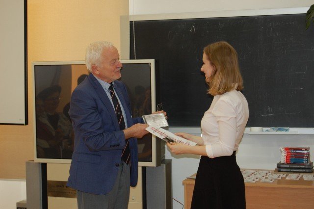 Piotr Kurek wręczył dyplomy czlonkom Szkolnego Klubu Armii Krajowej.
