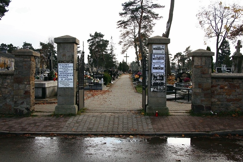 Tylko jeden cmentarz w Skarżysku-Kamiennej zamknięty. Kto chciał, mógł wejść na pozostałe. Zobaczcie co się działo [ZDJĘCIA]