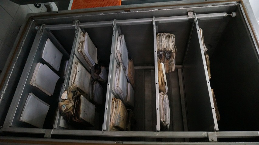 Dokumenty z miejskiego archiwum, które są ratowane w...
