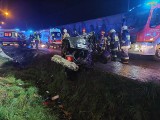Groźny wypadek na ulicy Orkana w Tarnowie. BMW wypadło z drogi i dachowało w rowie. Policja szuka kierowcy i pasażerki z rozbitego pojazdu