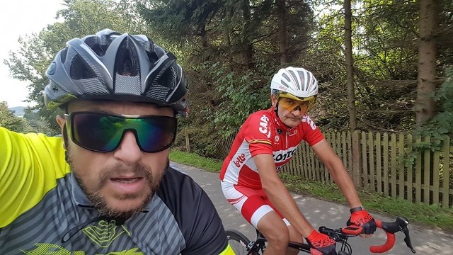 Janusz Duran i Wojciech Gorzkowicz (w czerwonej koszulce) pokonują na rowerach setki kilometrów dla zdrowia i przyjemności 