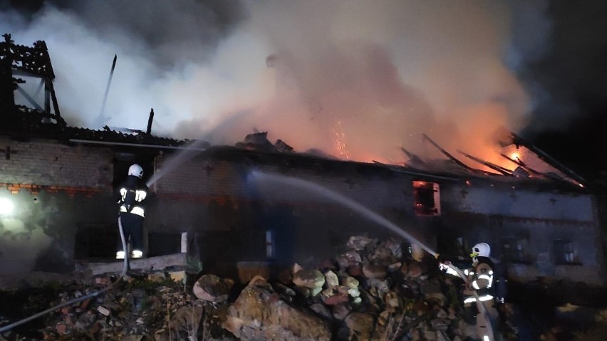 Ogromny pożar w Żukowie 6.07.2021 r.! Paliła się stodoła i poddasze obory, padło 19 sztuk bydła