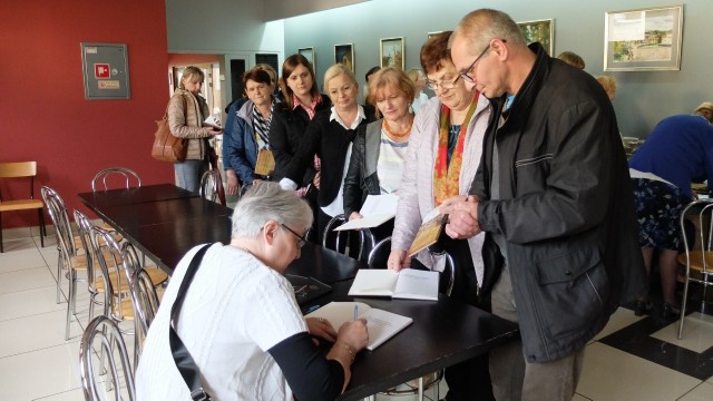 Grupa czytelników ustawiła się po autograf autorki książki o rodzinie Dębińskich.