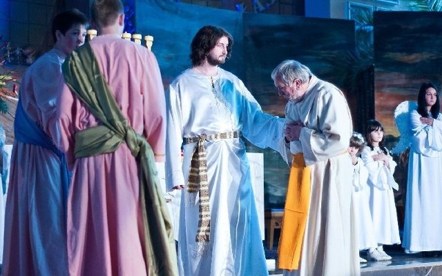 W niedzielę w Kościele Matki Bożej Nieustającej Pomocy w Tarnobrzegu 110 aktorów zaprezentowało Misterium Męki Pańskiej.