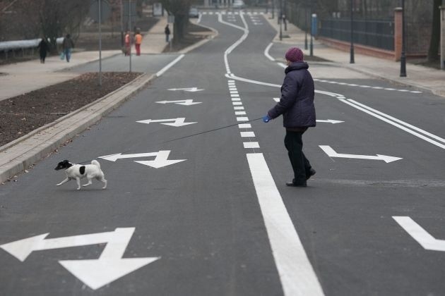 Ul. Przędzalniana od paru dni jest już gotowa, namalowane jest nawet poziome oznakowanie, mimo to ruch na tym odcinku jest zabroniony.