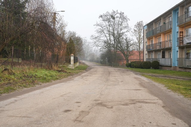 Remontowany odcinek w Komierowie prowadzi do bloków, a jedna z jej odnóg także do świetlicy wiejskiej.