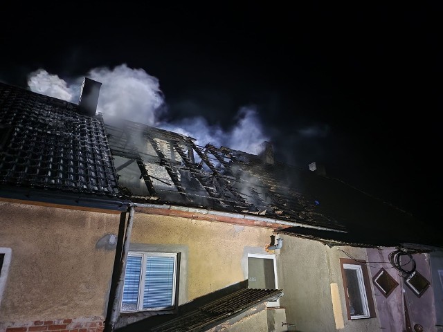 Do groźnego pożaru doszło w piątek późnym wieczorem przy ulicy Szczecińskiej w Karlinie.