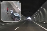 To się nagrało w tunelu na zakopiance. Nie do wiary, co rejestrują kamery na S7. Kierowcy wychodzą na jezdnię, robią zdjęcia i... rapują