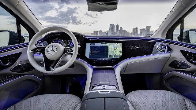 Mercedes-Benz poszerza wykorzystanie sztucznej inteligencji i integruje ją ze sterowaniem głosowym w swoich samochodach.