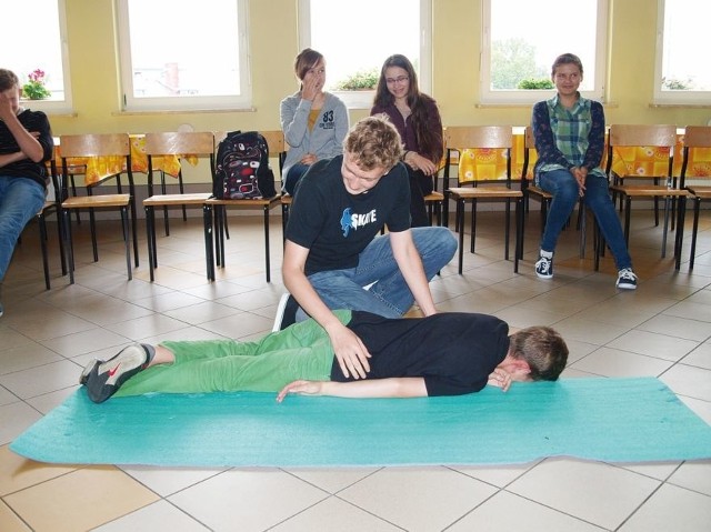 W Zespole Szkół w Choroszczy odbyły się warsztaty udzielania pierwszej pomocy. Wzięło w nich udział dwudziestu uczniów.