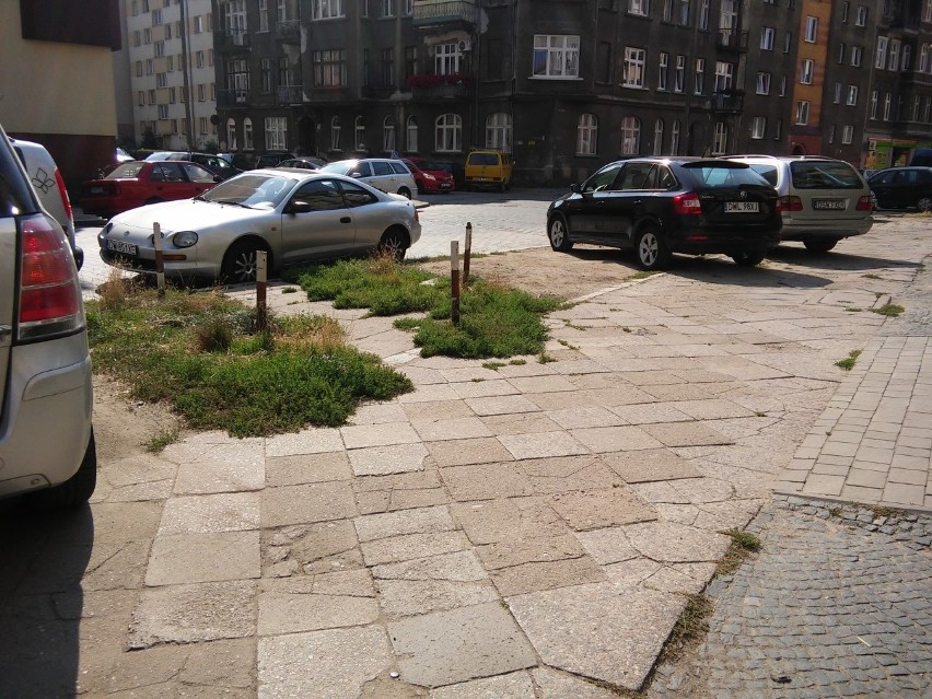 Parking, chodnik czy skrawek trawnika? Na Hubach każdy walczy o swój kawałek przestrzeni