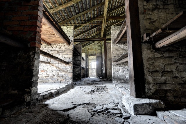 Wnętrze baraku więźniarskiego na terenie byłego niemieckiego obozu Auschwitz II-Birkenau