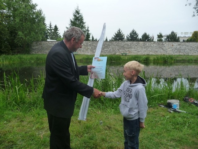 Najmłodszy laureat wędkarskich zawodów, pięcioletni Kacper Stepień, odebrał nagrody z rąk Ryszarda Lisowskiego, prezesa skaryszewskiego koła Polskiego Związku Wędkarskiego.