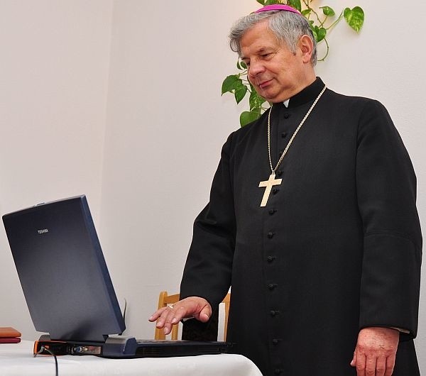 Biskup radomski Henryk Tomasik spotkał się w piątek z dziennikarzami radomskich mediów i otworzył nową wersję portalu diecezji radomskiej.