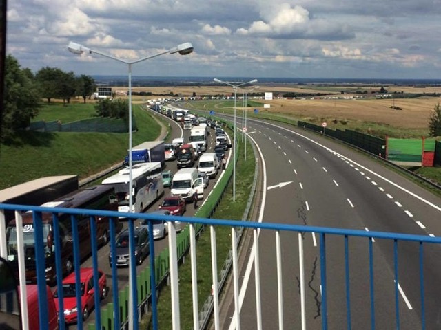 Do zdarzenia doszło około godz. 14.40 na 262. kilometrze autostrady w rejonie Góry św. Anny. Do kolizji doszło na pasie w kierunku Wrocławia. Na skutek zderzenia dwóch pojazdów z ciężarówki wylały się płyny eksploatacyjne.Ich usunięciem zajęli się strażacy. Autostrada została zablokowana w obu kierunkach. W zdarzeniu nikt nie ucierpiał.Ruch na A4 został przywrócony około godz. 20.10.