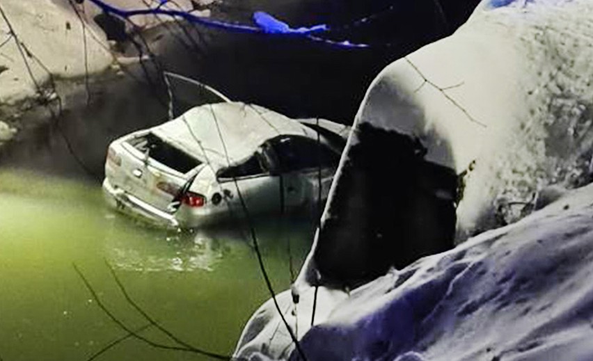 Samochód osobowy wpadł do Stradomki nieopodal opactwa cystersów w Szczyrzycu