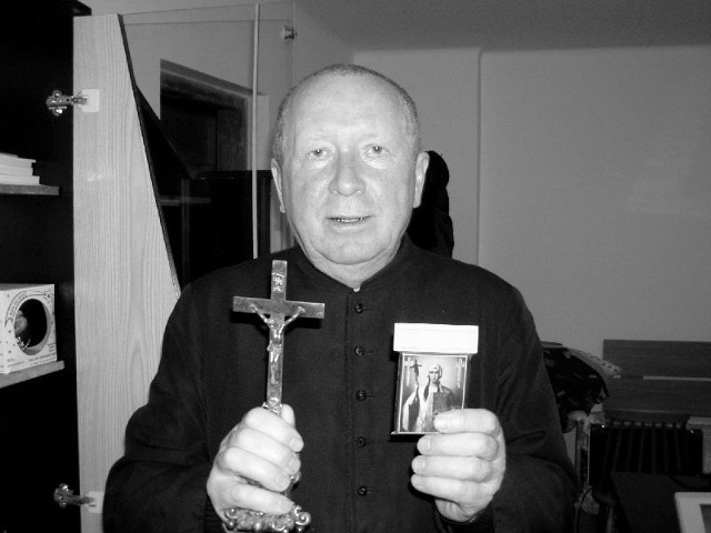 Ksiądz Jan Śnieżyński z jedynymi pamiątkami, które przywiózł do Kałkowa z Ukrainy
