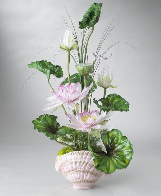 Dekoracja ze sztucznych kwiatów