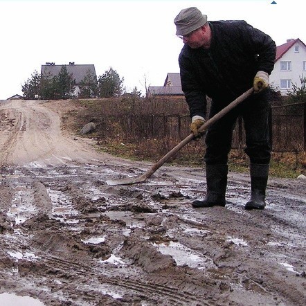 Józef Wieczorek, mieszkaniec ulicy Świerkowej w Miastku, wykonuje w sumie syzyfową pracę. To, co sam utwardzi i tak na drugi dzień rozmyje woda.